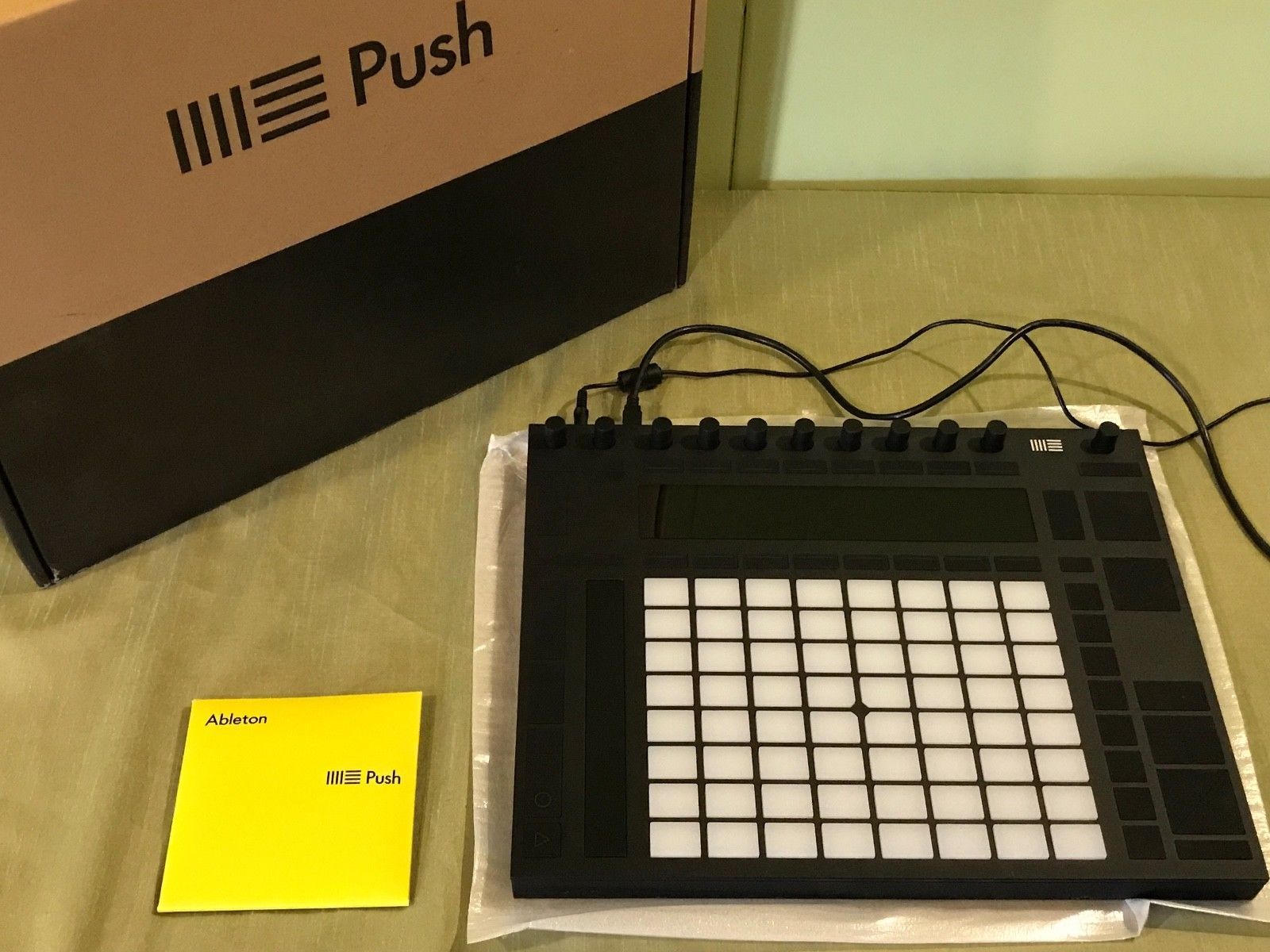 Mint Ableton Push 2 in box with 9 Intro