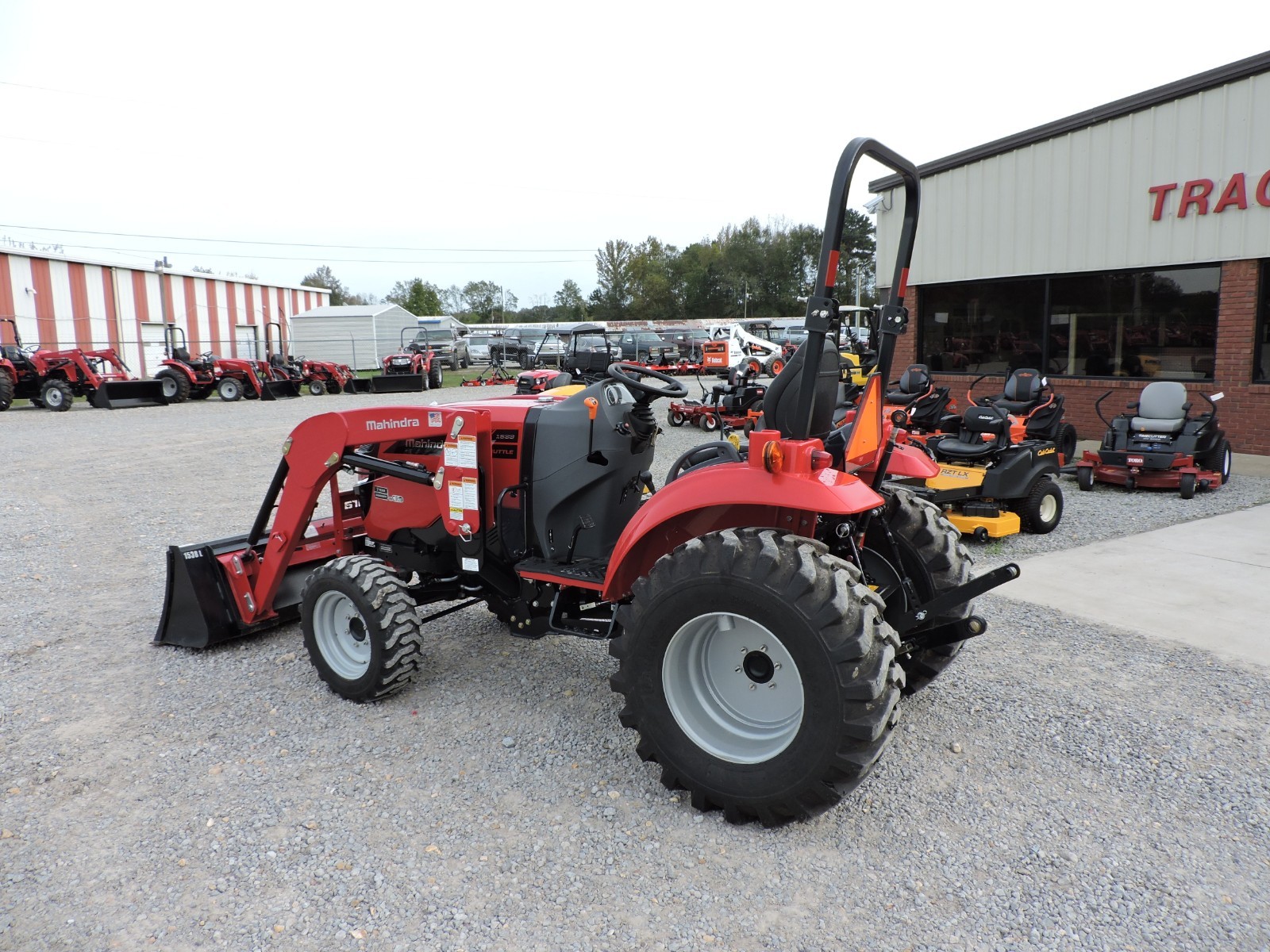 2017 MAHINDRA 1533 TRACTOR WITH LOADER - 4WD - GOOD CONDITION!!