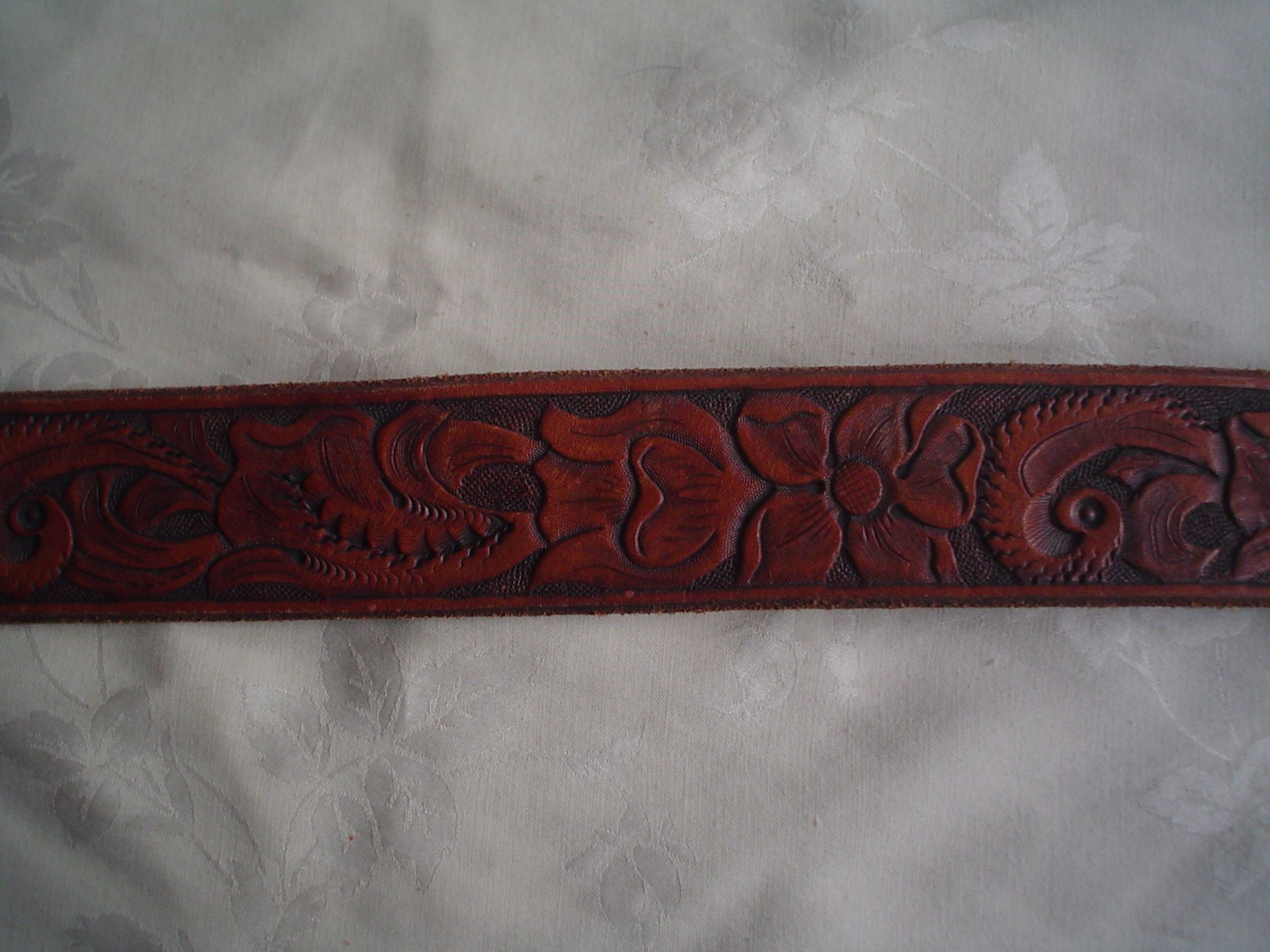 VINTAGE 1980'S LEATHER HAND CARVED BELT, 40