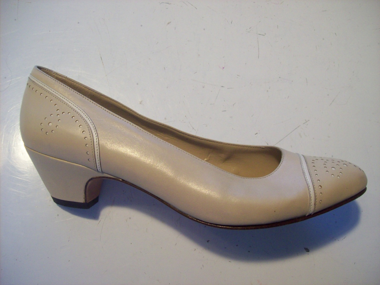 Vintage Salvatore Ferragamo Ivory Leather Pumps Heels Wingtip Shoe Size 5 cLOSeT