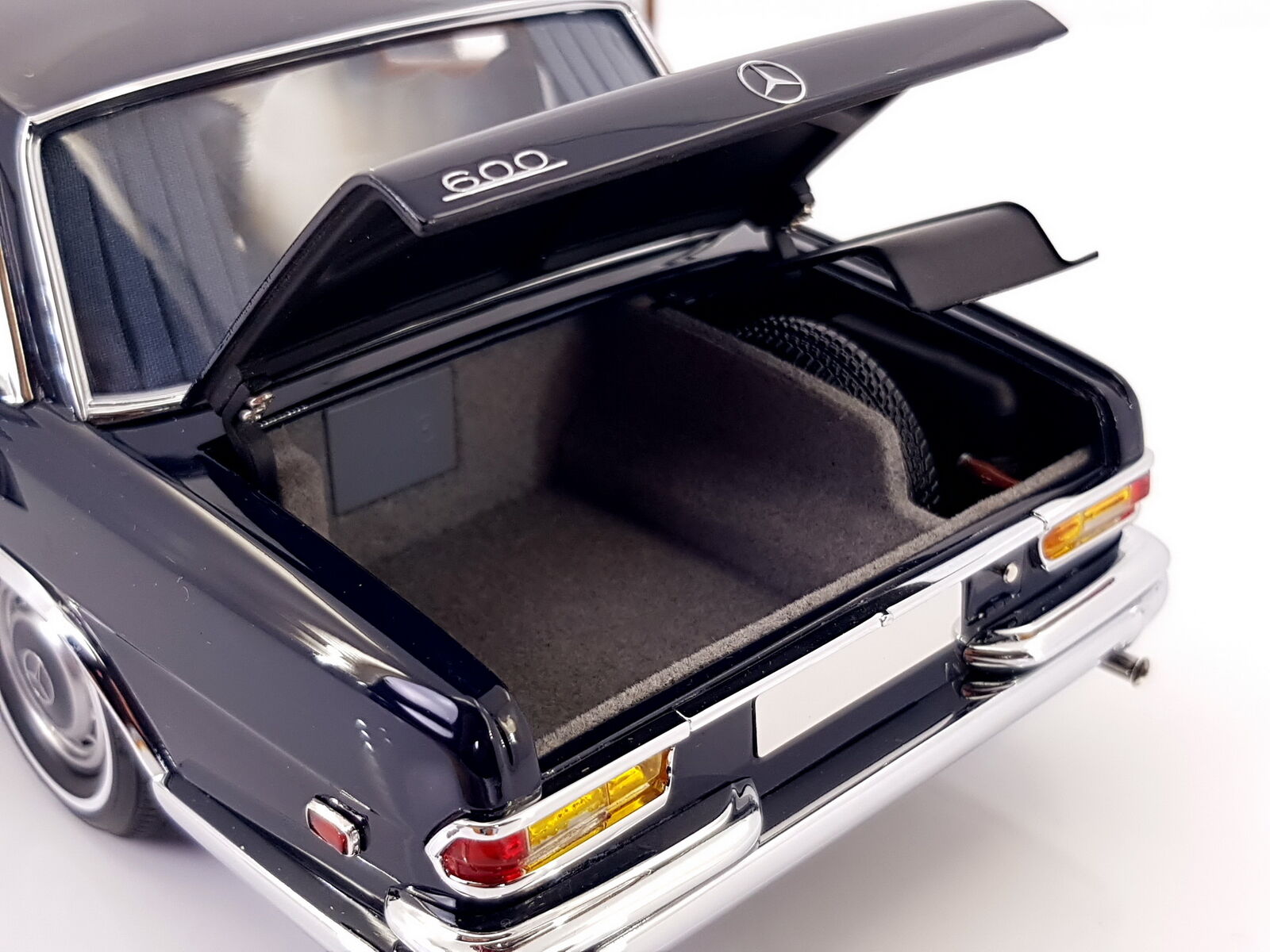 CMC 1:18 Mercedes-Benz 600 Pullman 1969 W100 CMC 1:18 Mercedes-Benz 600 Pullman 1969 W100