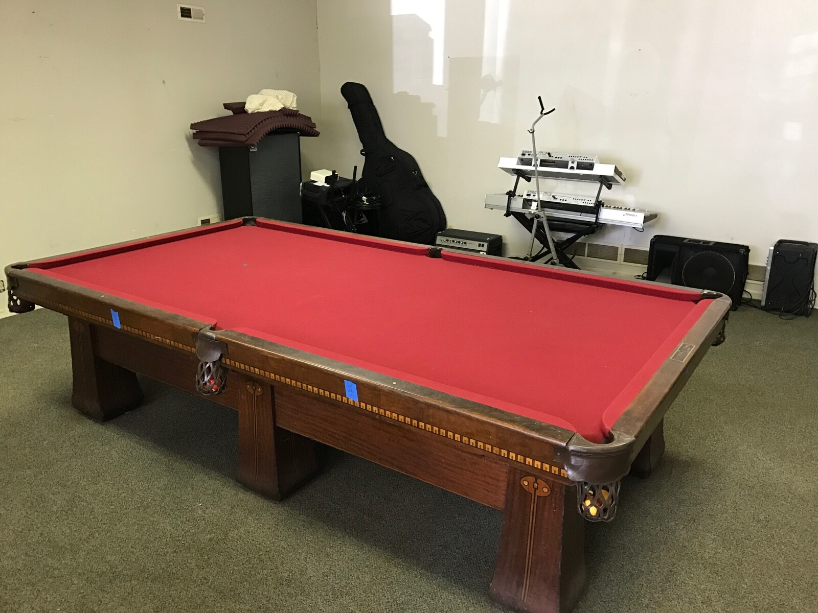 Brunswick/Monarch vintage snooker/pool table. With all original balls.