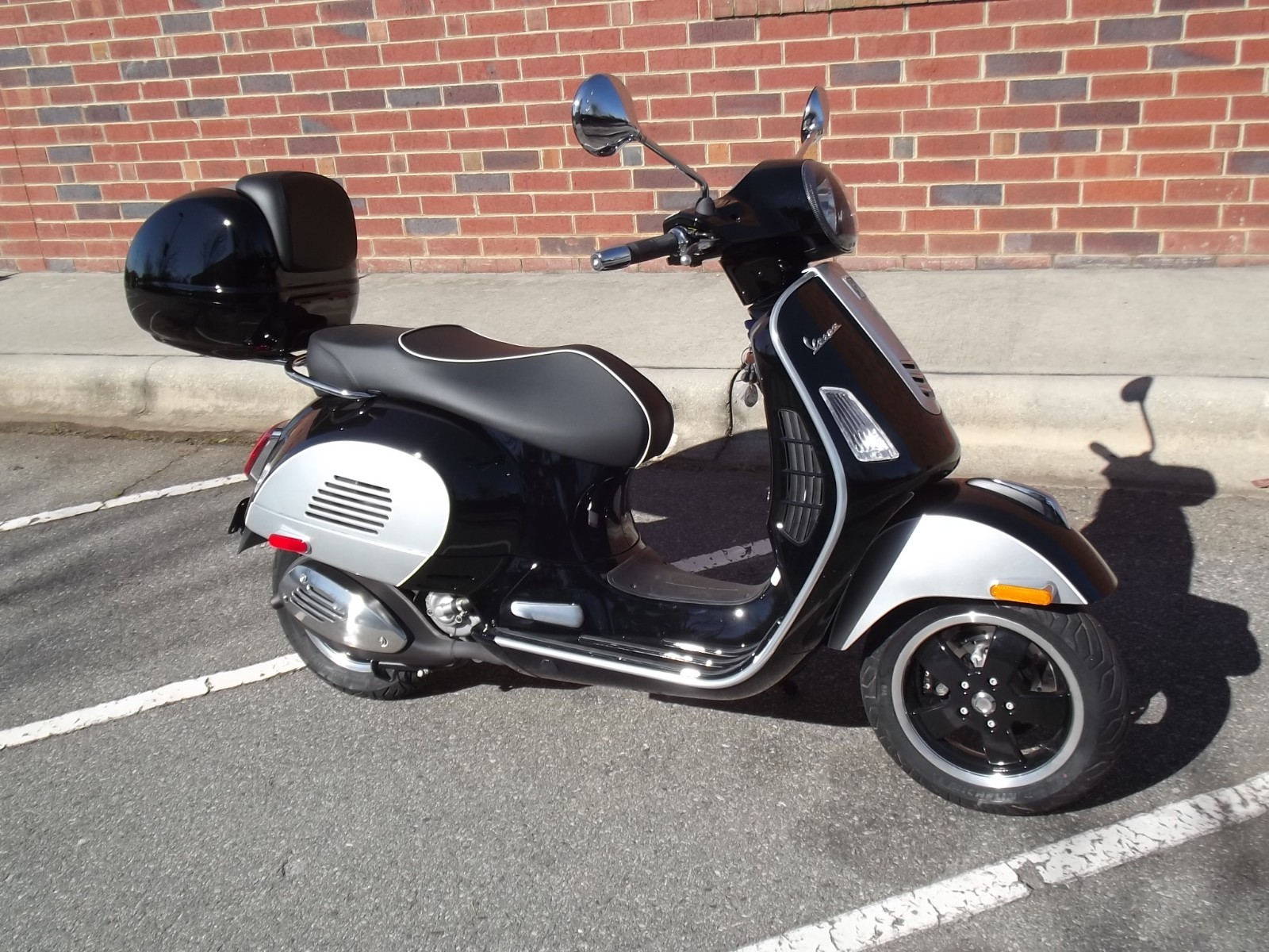 BRAND NEW CUSTOM 2018 VESPA GTS SUPER 300