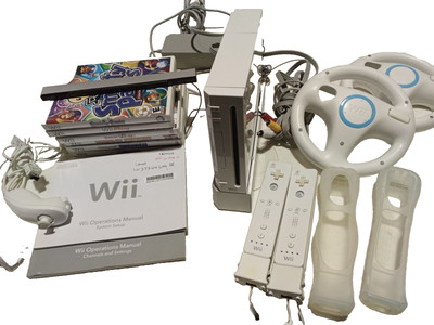 Wii Console (bundled; powers up)