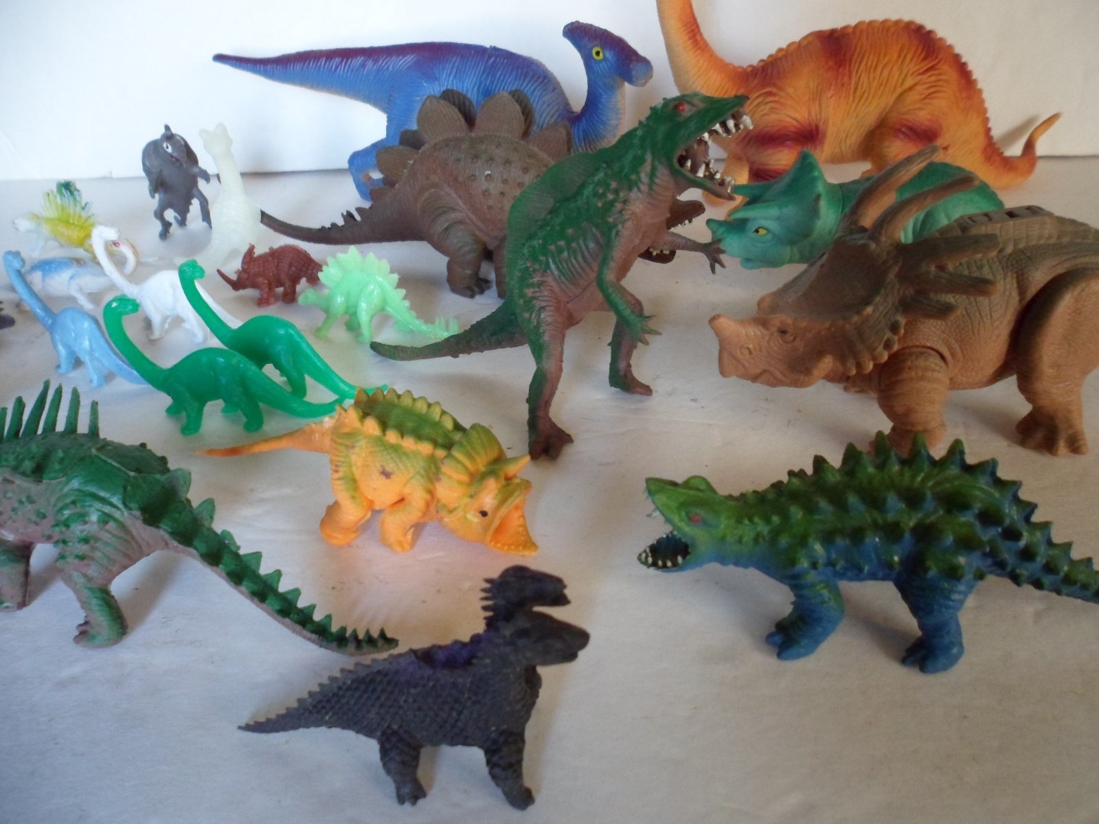 Lot Of 23 Toy Dinosaurs Plastic Rubber Assorted Sizes Colors