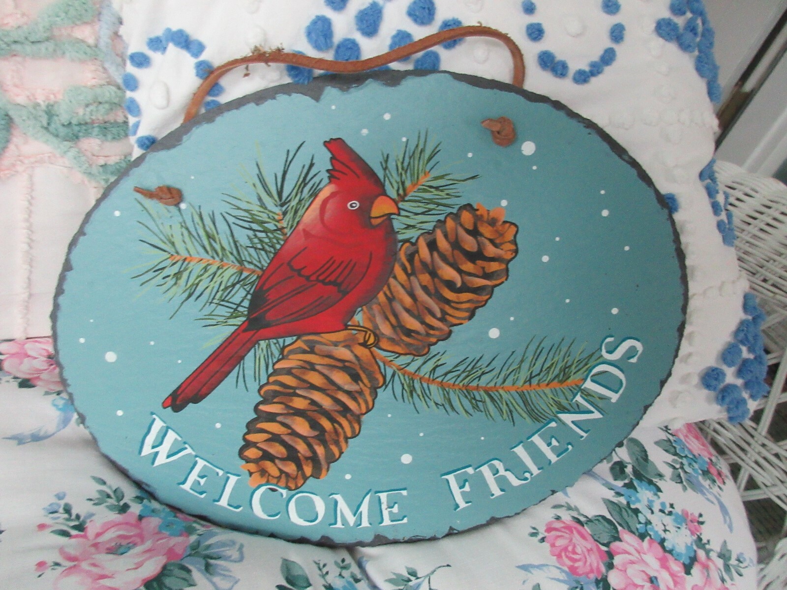 NEW WELCOME FRIENDS CARDINAL WINTER OVAL SLATE HANGING PLAQUE SIGN PINECONES