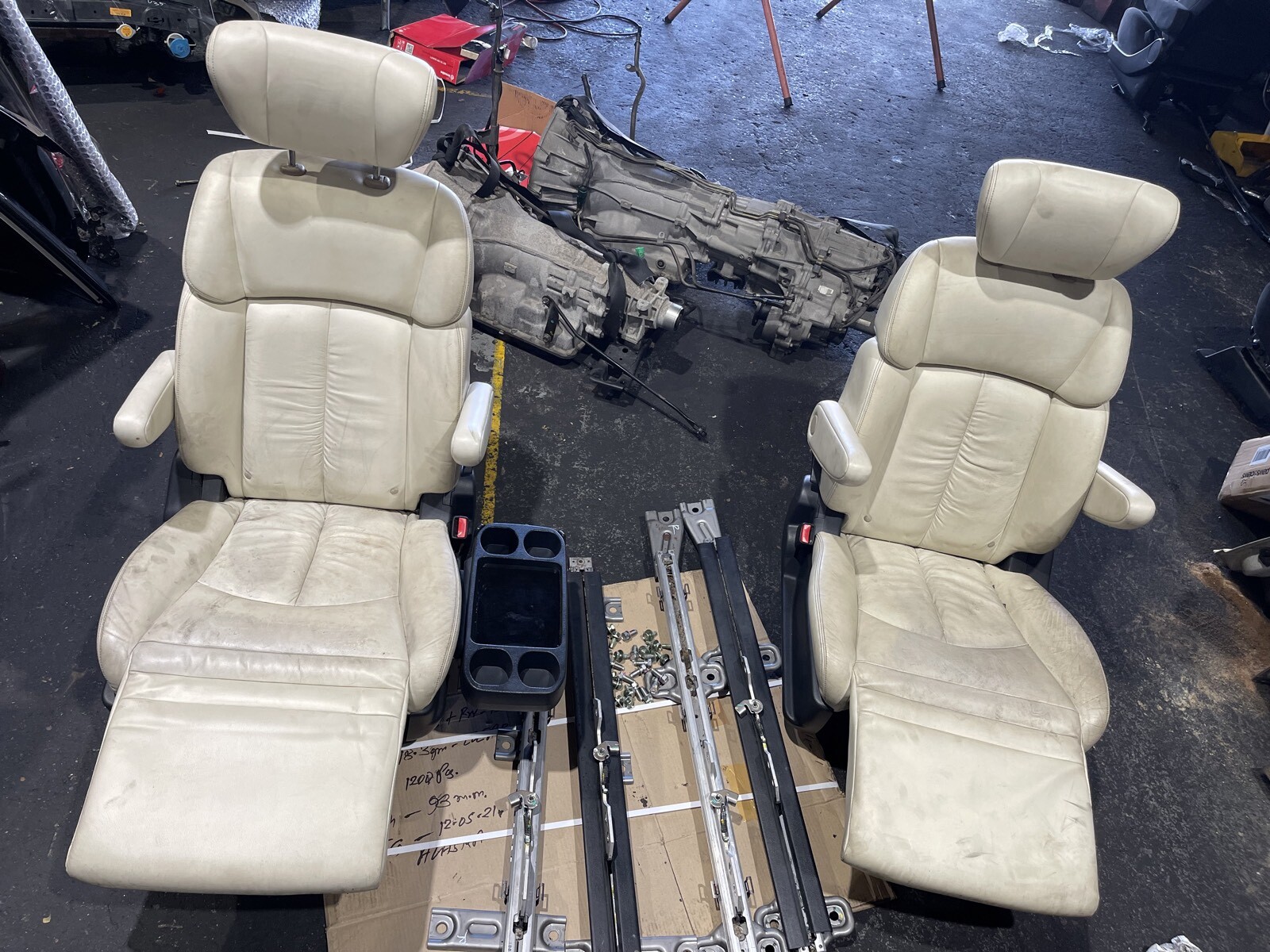 NISSAN ELGRAND E52 SECOND ROW L AND R SEATS WITH RAILINGS AND BRACKETS - thumbnail 2