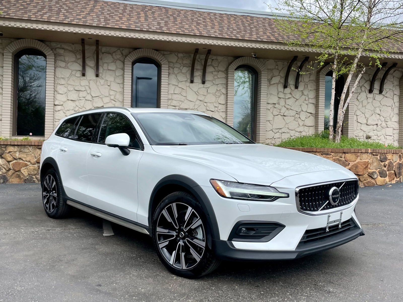 2023 Volvo V60 Cross Country B5 AWD ULTIMATE W/CLIMATE PACKAGE 19240 Miles White