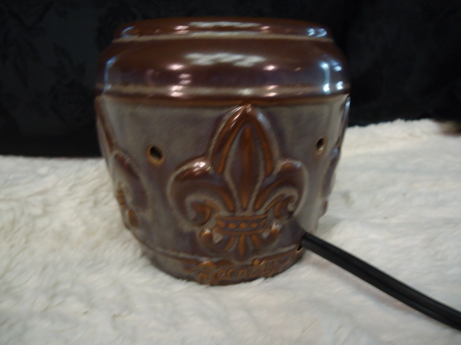 SCENTSY ELECTRIC WAX WARMER WITH FLOR DE LIS SYMBOL