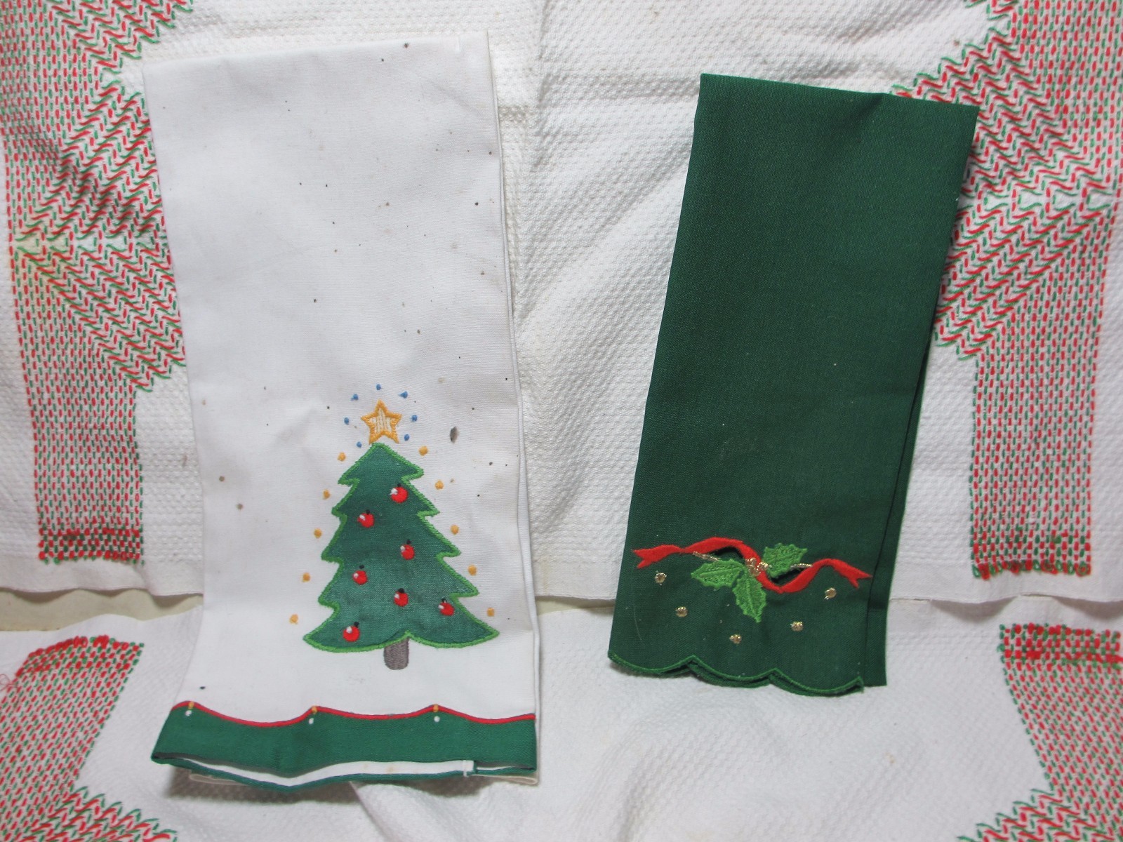 Christmas Linens 2 Placemats 6 Cocktail Napkins 1 Handkerchief & More