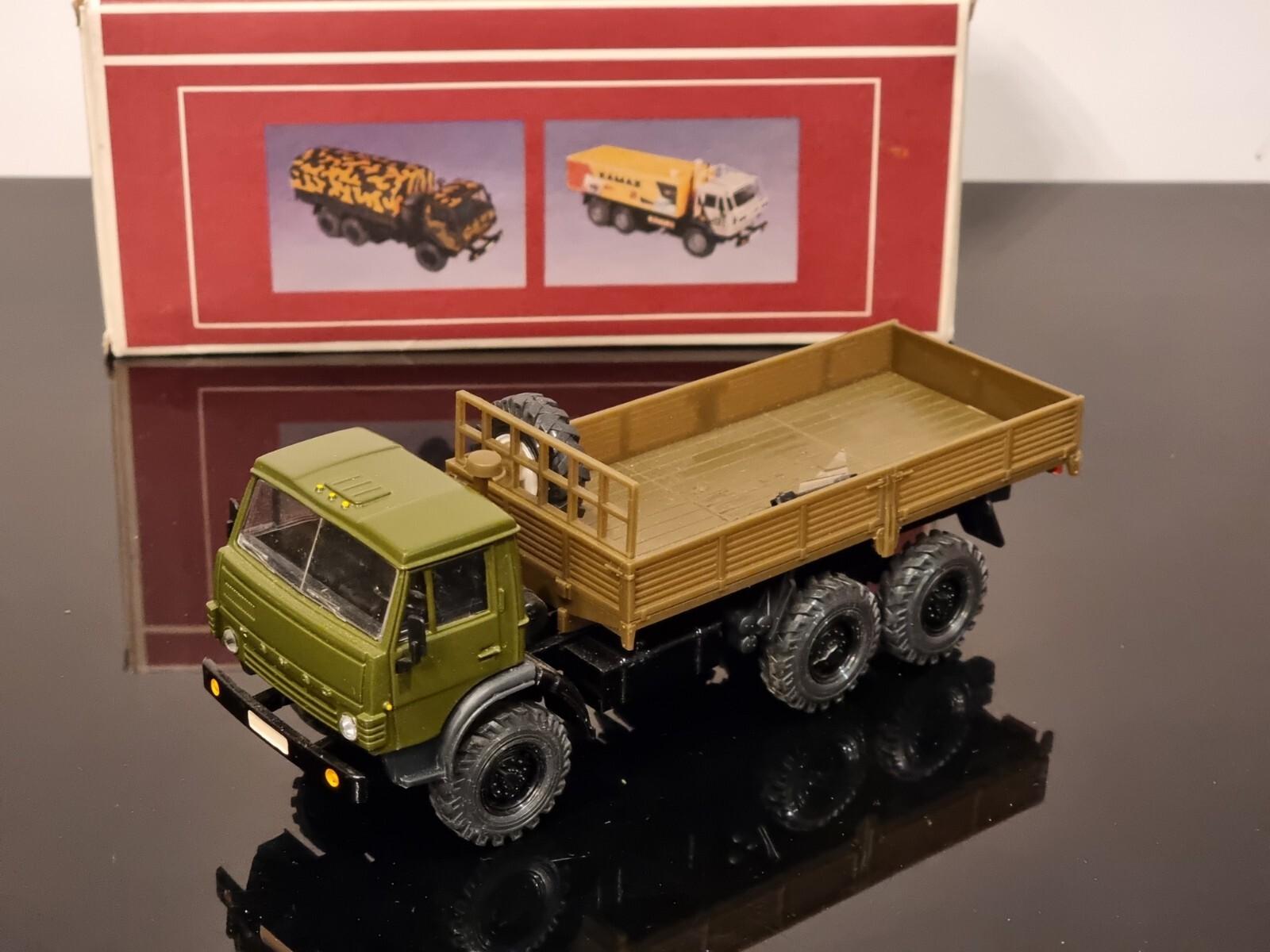 ロシア　KAMAZ-5410 Elecon カマズ　5410 エレコン KAMAZ-5410 with semitrailer ODAZ-9370 red Elecon Arek 1:43