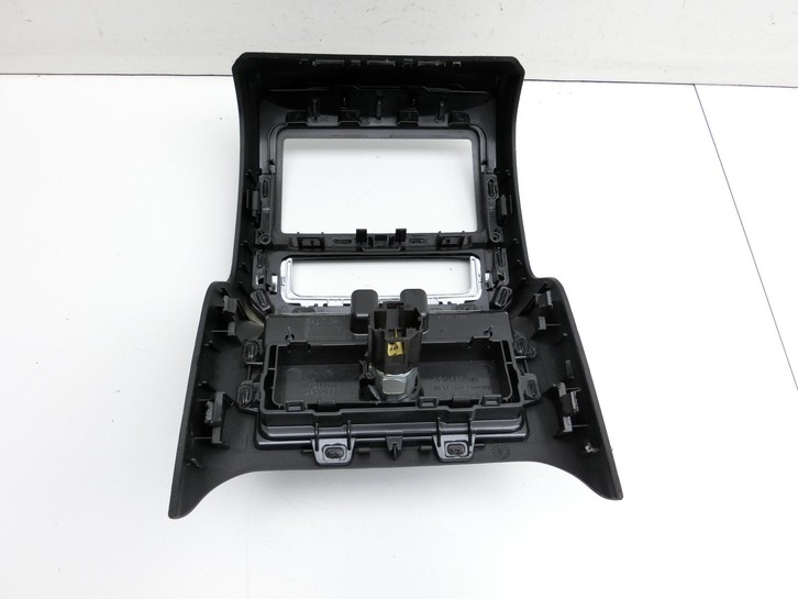 VW Passat 3G B8 14-19 Blende Einbaurahmen für Mittelkonsole Hinten VW Passat 3G B8 14-19 31.01.2018 3G0863916 gebraucht Vorschau 5