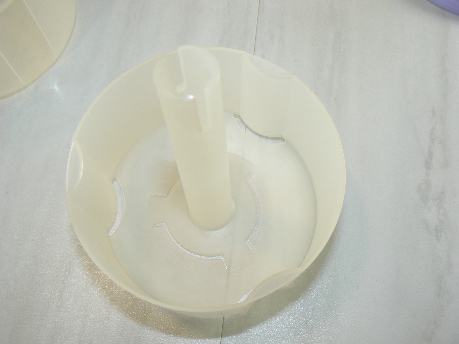 Tupperware Round 5 Cup PICK A DELI PICKLE OLIVE KEEPER 4522 Light Purple