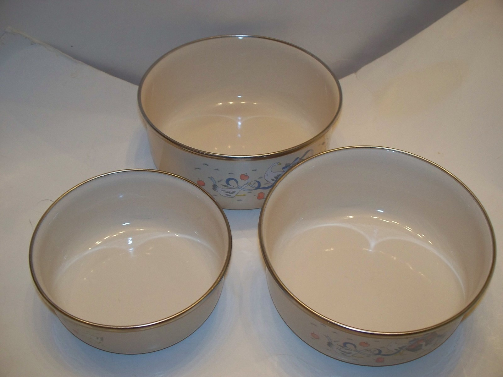 International Marmalade Goose Ribbon Fruit Set of 3 Enamel Mixing Bowls Unused