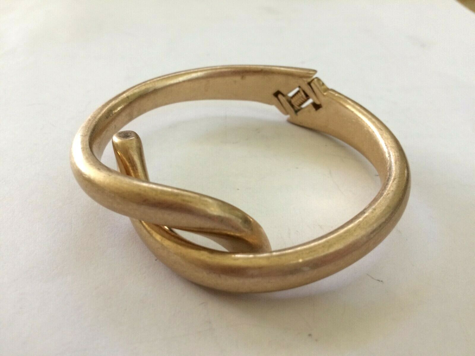 BQ8301 DESIGNER INSPIRED GOLD TONE METAL SPRING BANGLE