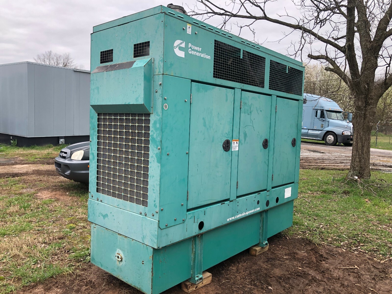 125 kW Cummins Generator, enclosed with base tank
