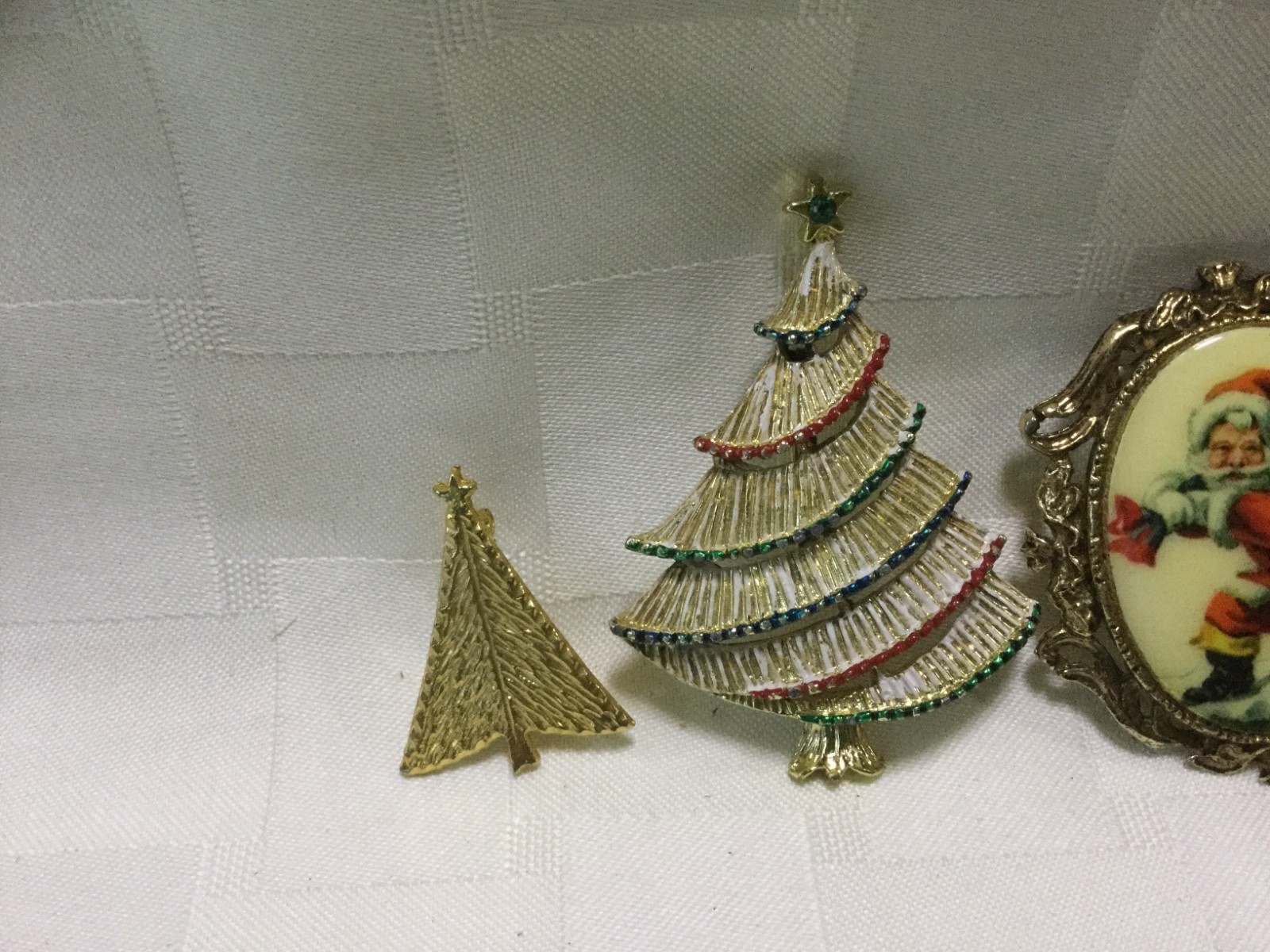 Lot of 4 Womens Brooches Christmas Tree and Santa Claus , J1