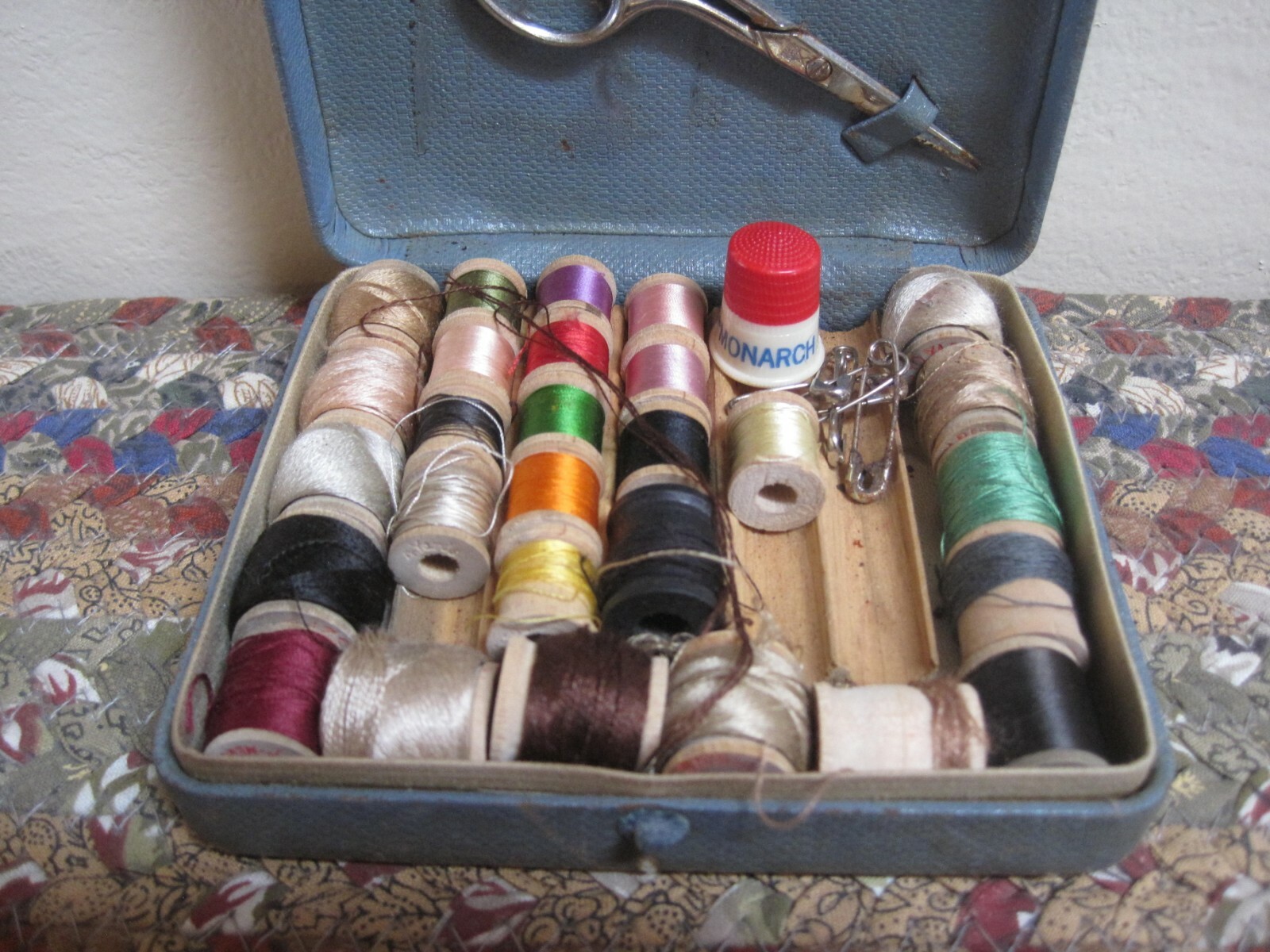 Vintage Small Metal TRAVEL Sewing KIT Scissors Thread Thimble Pins