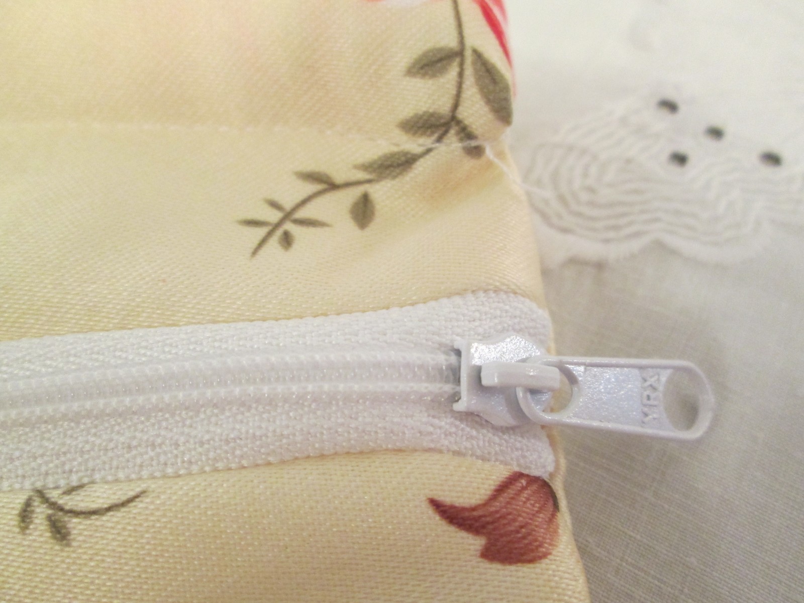 Satin Padded Hanger W Zipper Pocket Red Roses Floral Ribbon tie