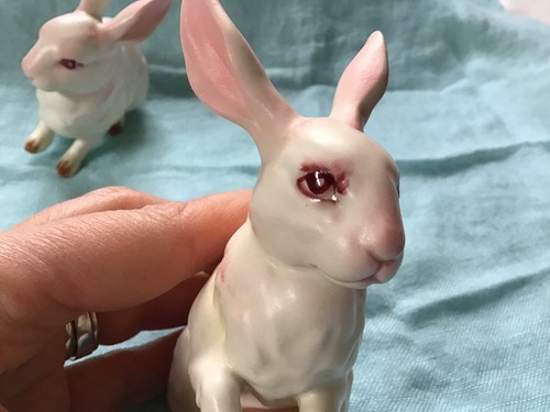 VTG PAIR LEFTON PORCELAIN WHITE & PINK EASTER BUNNIES H880