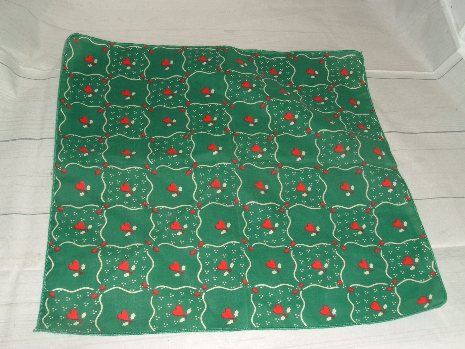 Vtg Christmas Cloth Napkins Set of 4 Red and Green Holly Hearts-love wedding