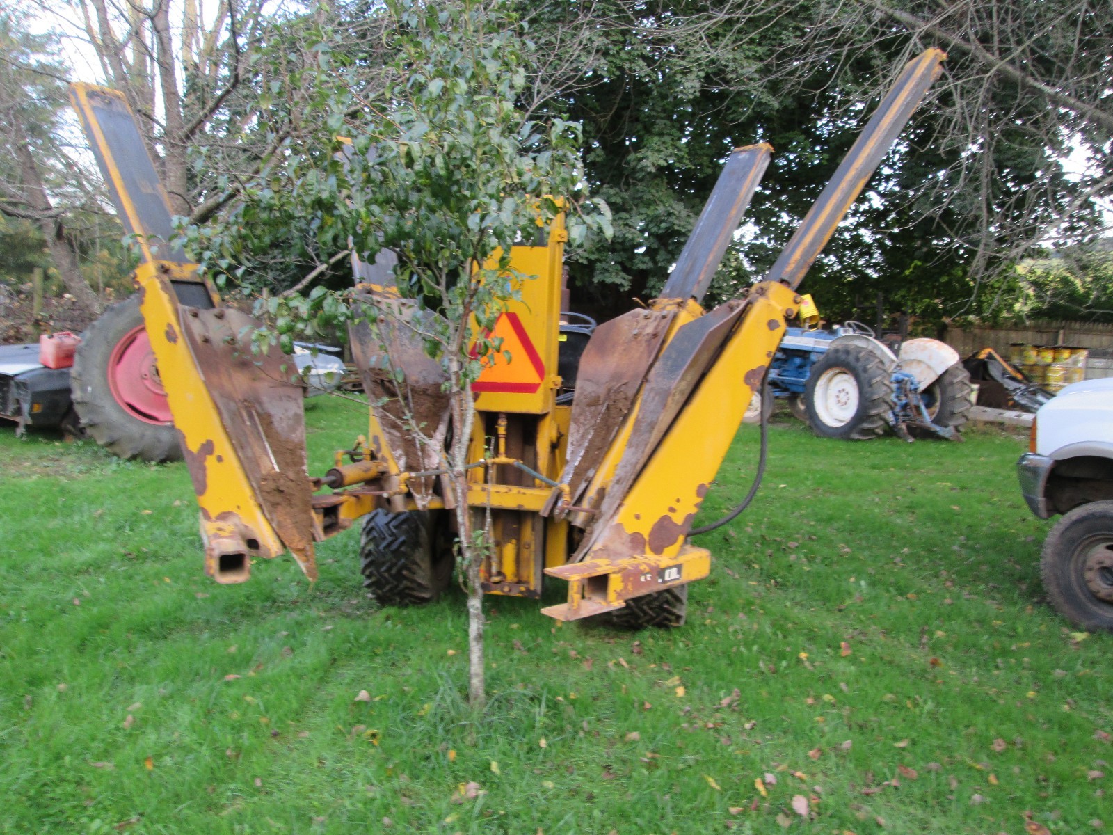 tree spade 4x4 articulated with backhoe
