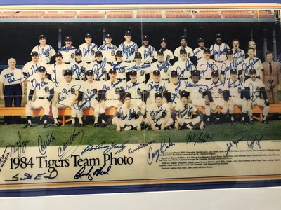 1984 DETROIT TIGERS TEAM PHOTO SIGNED  BY THE WHOLE TEAM & FRAMED, COMPLETE
