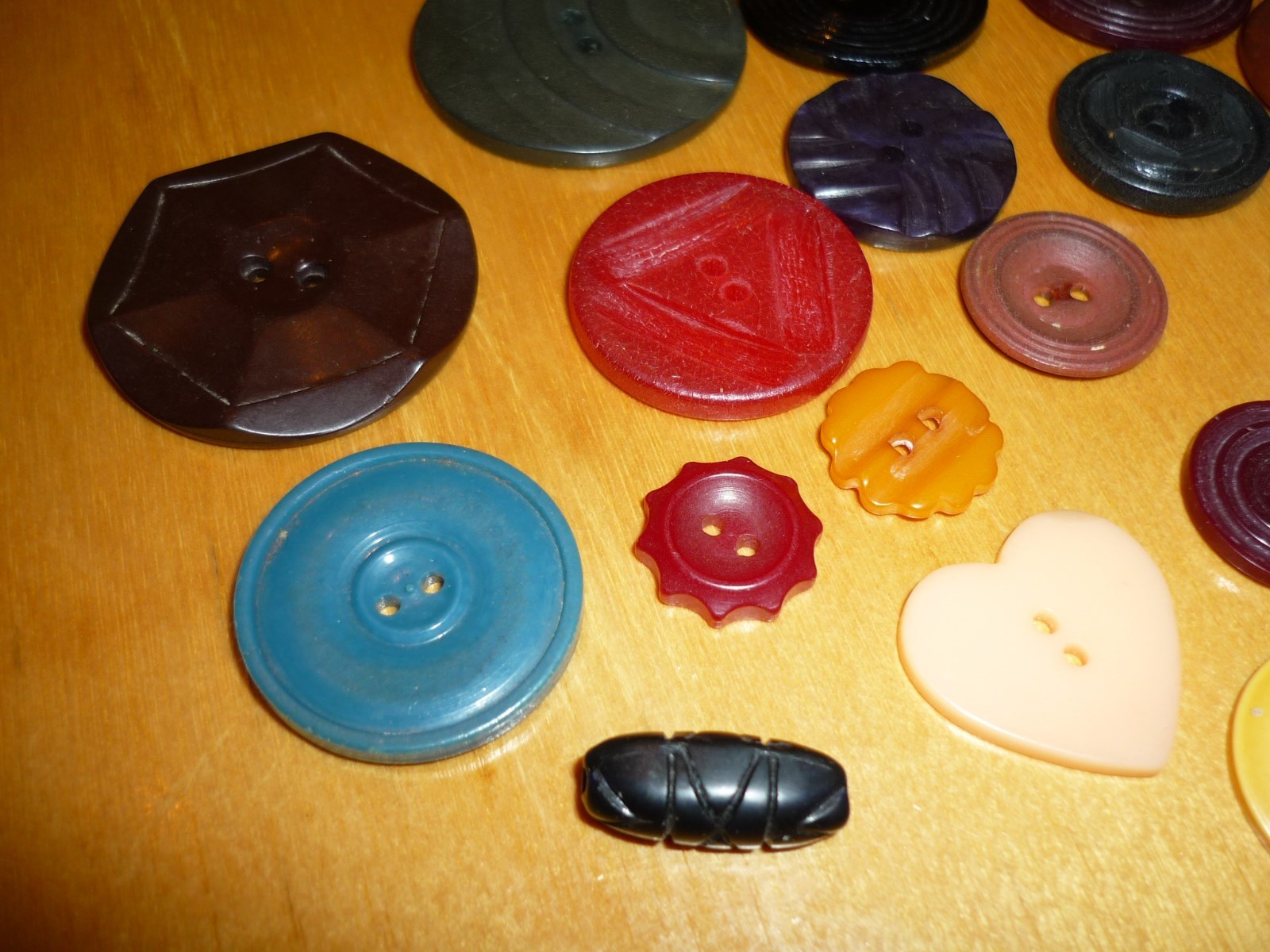 LOT 17 VINTAGE BAKELITE BUTTONS 9 N.T.) - ALL COLORS, DESIGNS AND SIZES - # 2689