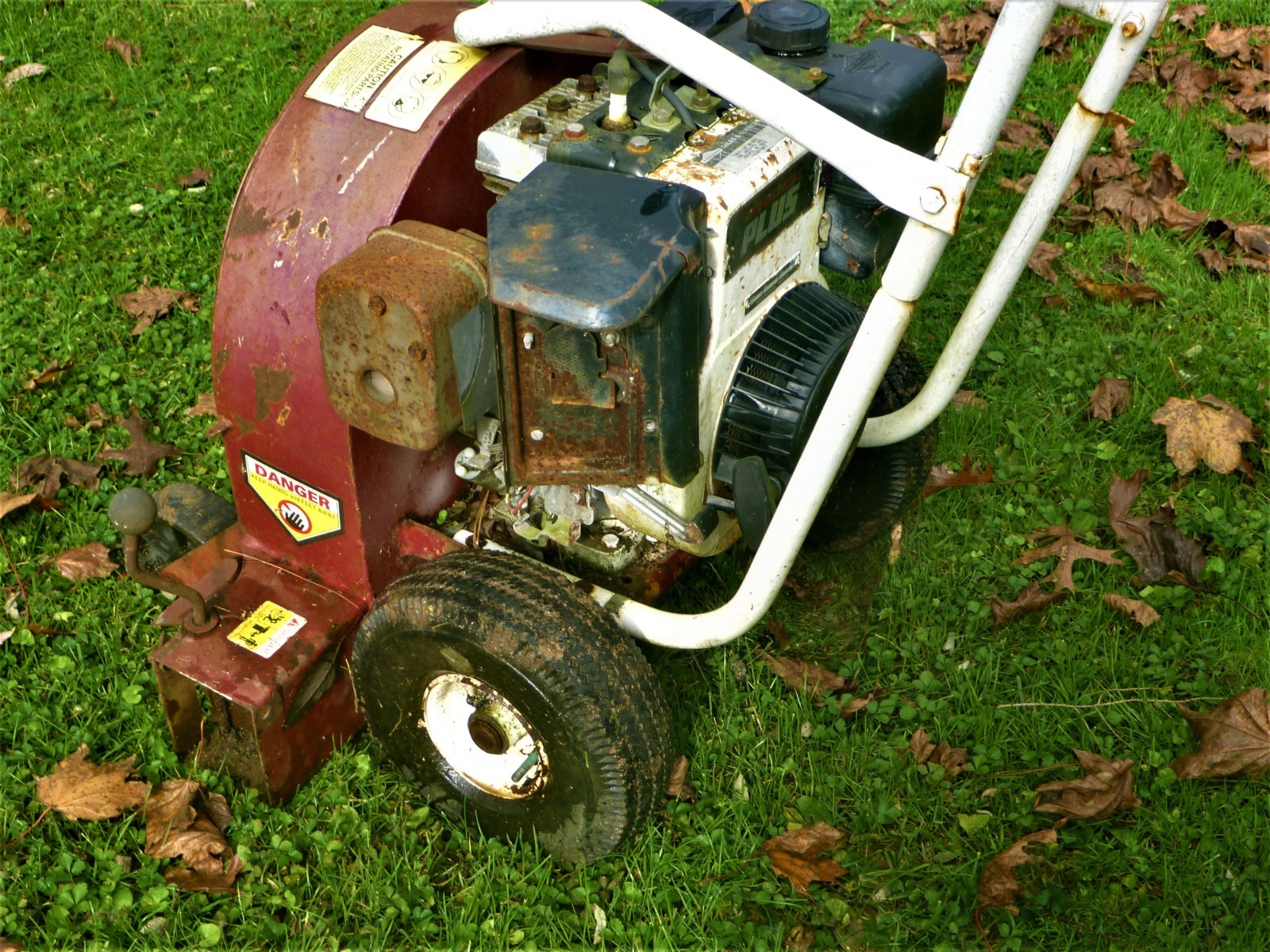GIANT-VAC LEAF BLOWER 8 H.P. INDUSTRIAL BRIGGS AND STRATTON MOTOR