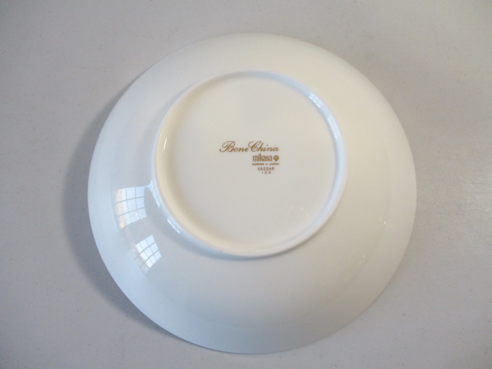 Mikasa Vassar 108 Round Serving Bowl 8 3/8