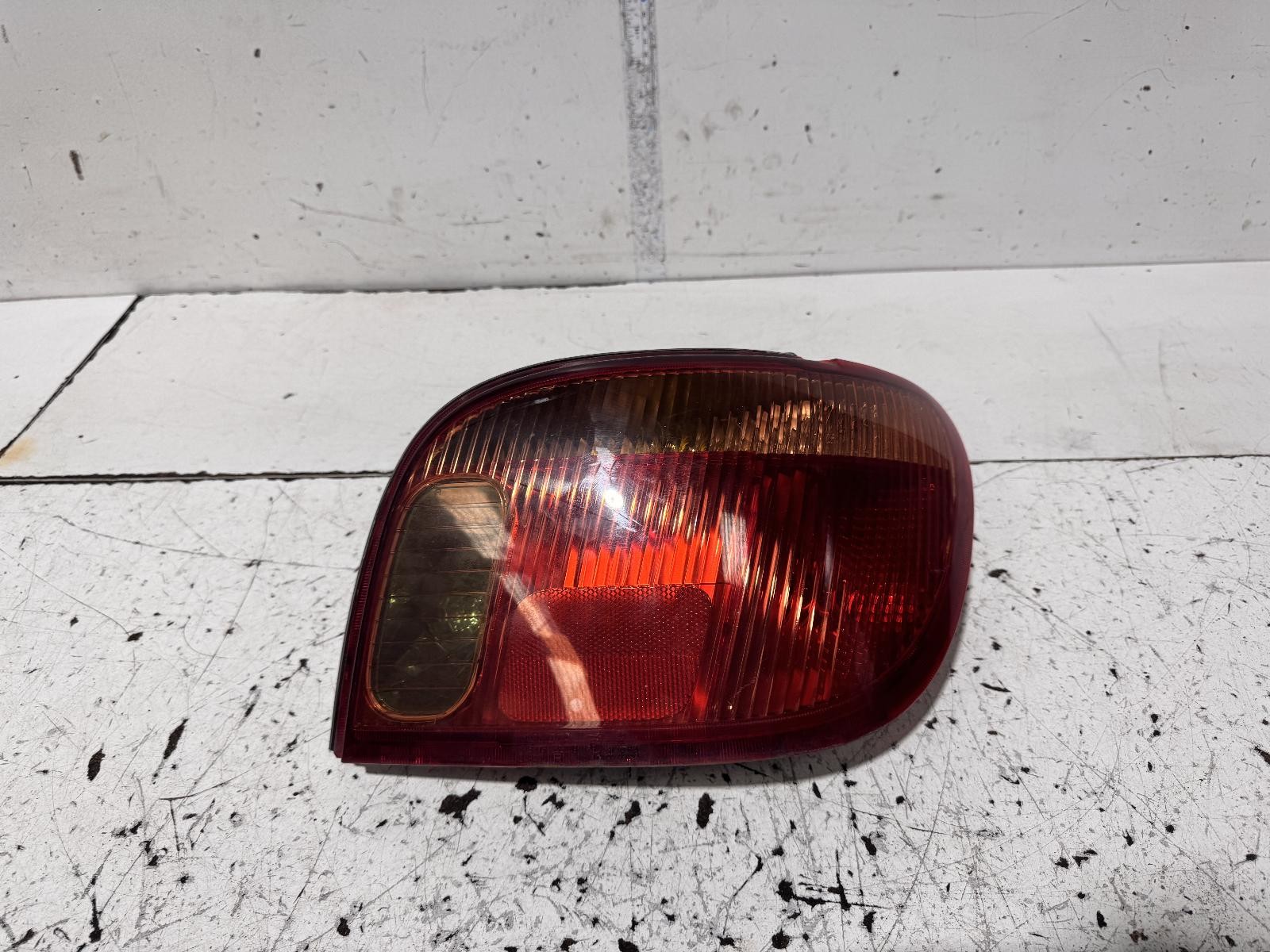 2004 Toyota Echo Right Tail Light NCP10 10/2002-09/2005 image 2