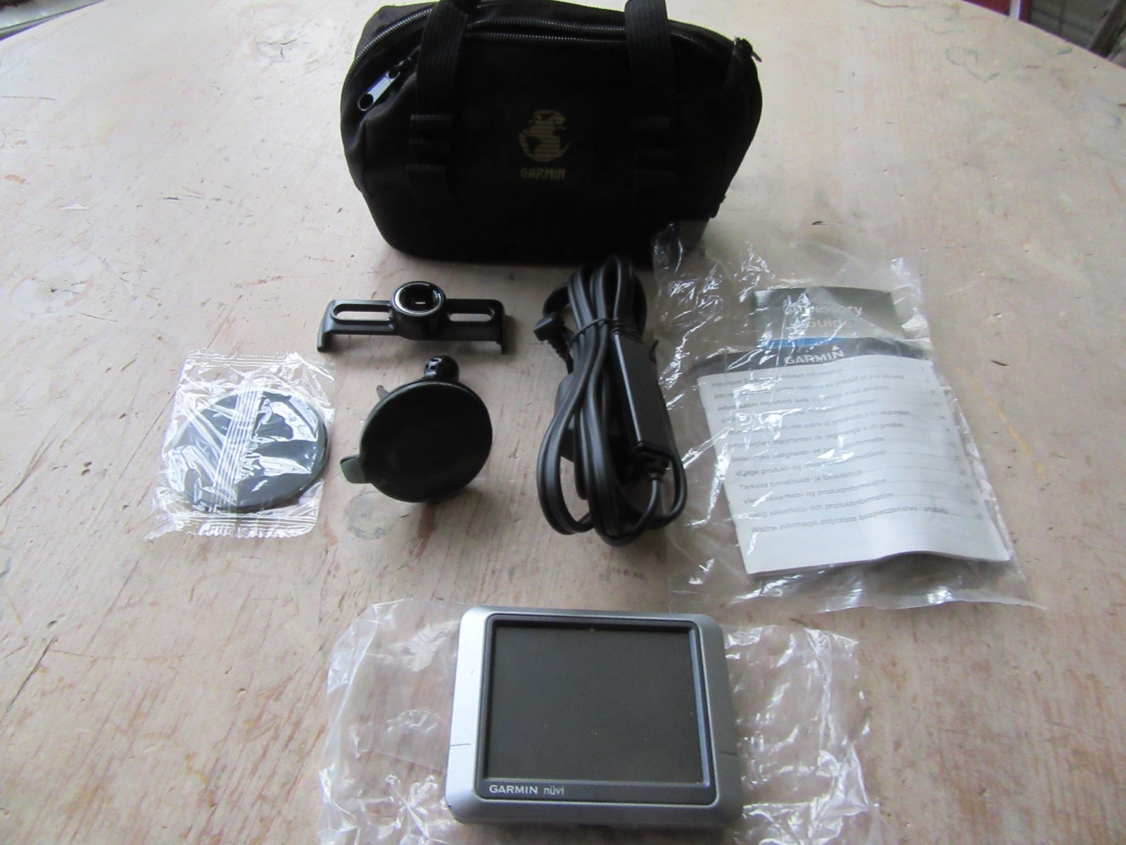 Garmin nüvi 200 GPS BUNDLE w/ 16GB SD Card, Bag + Version 2019.20 US / Canada