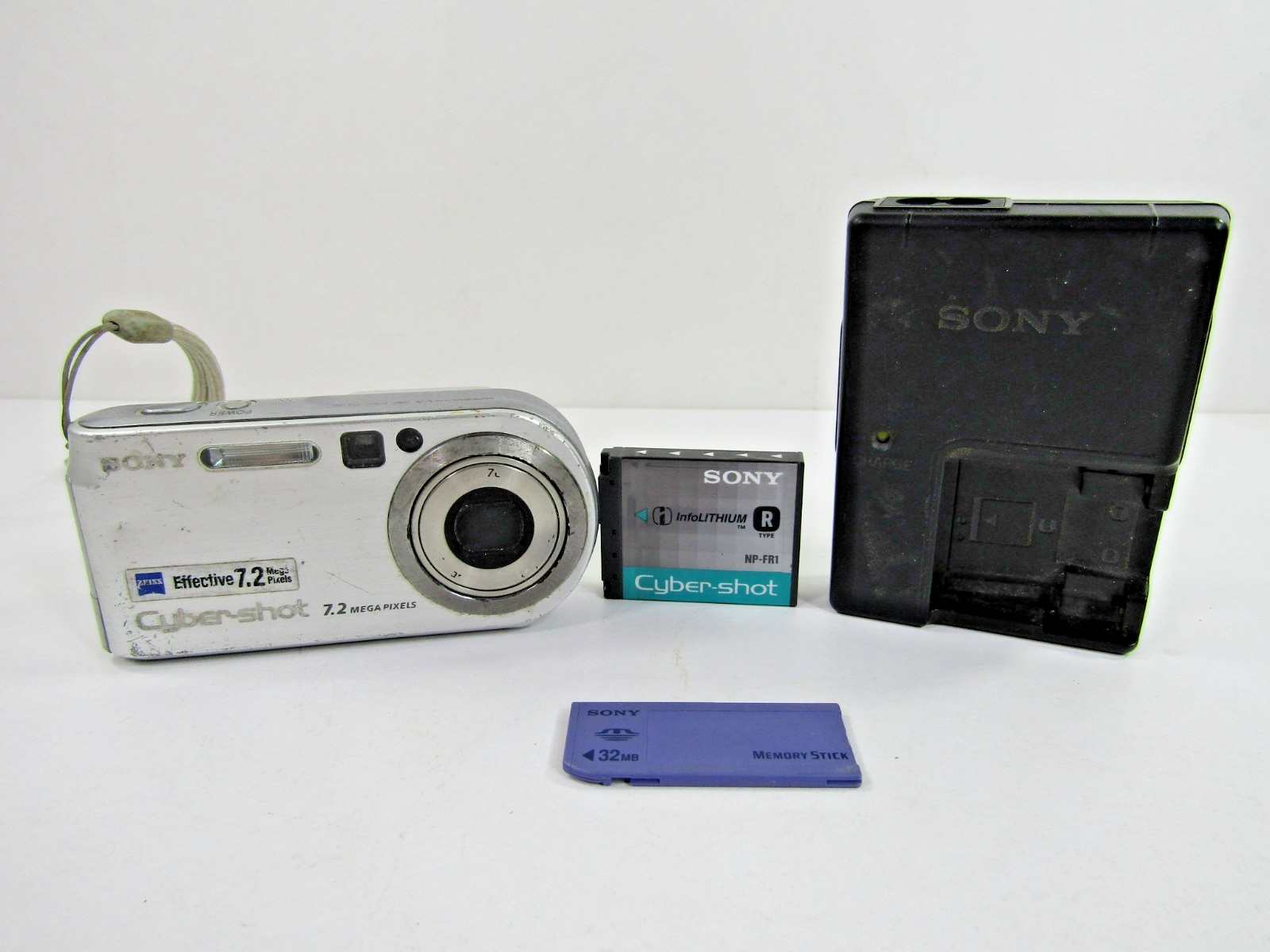 SONY Cyber-shot U 200万画素　中古品 Sony CyberShot DSC-P200 7.2MP Digital Camera - Silver