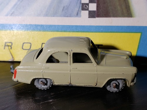 MATCHBOX 　No.30 FORD PREFECT MATCHBOX LESNEY # 30 A FORD PREFECT, TAN METAL WHEELS