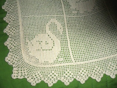 VINTAGE HAND CROCHETED  'SWAN' PATTERN BEIGE COTTON  LACE TABLECLOTH - 28 X 36