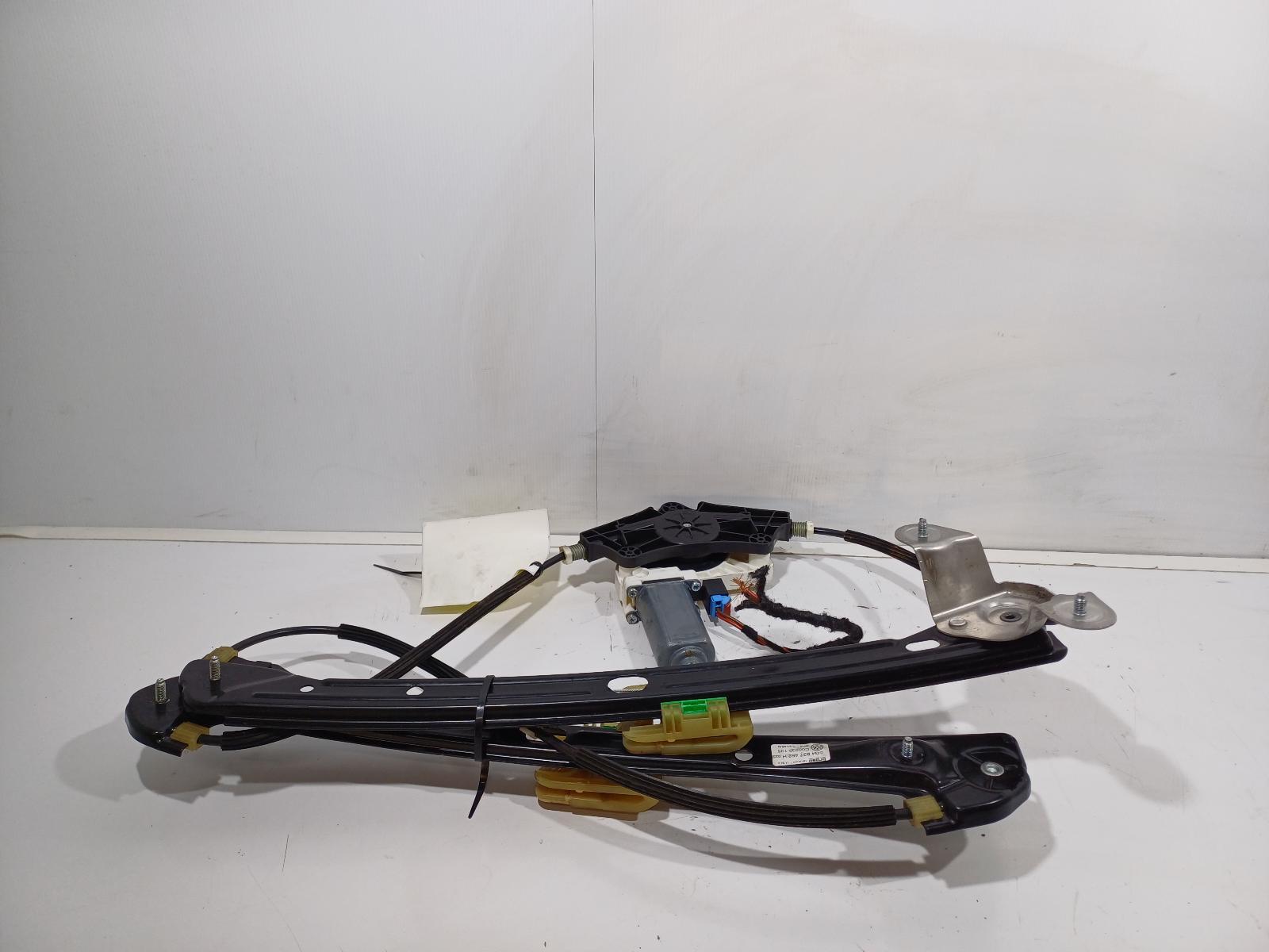 VOLKSWAGEN GOLF GEN 7 12/2012-08/2020 RIGHT FRONT WINDOW REG/MOTOR