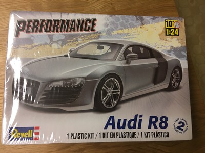 Revell 1:24 Audi R8 Performance Sports Car Model Kit 85-4211 SEALED