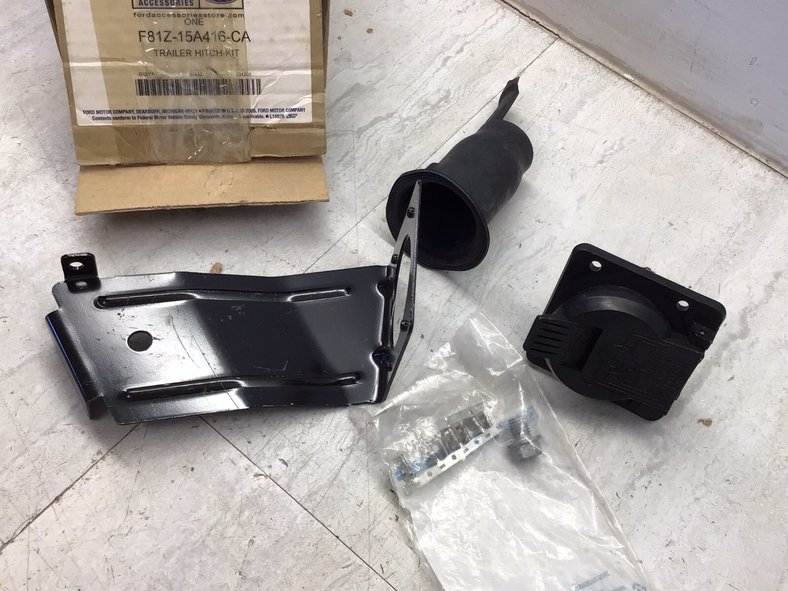1999-2001 Ford Super Duty OEM Trailer Hitch Kit Bracket Plug Boot F81Z-15A416-CA
