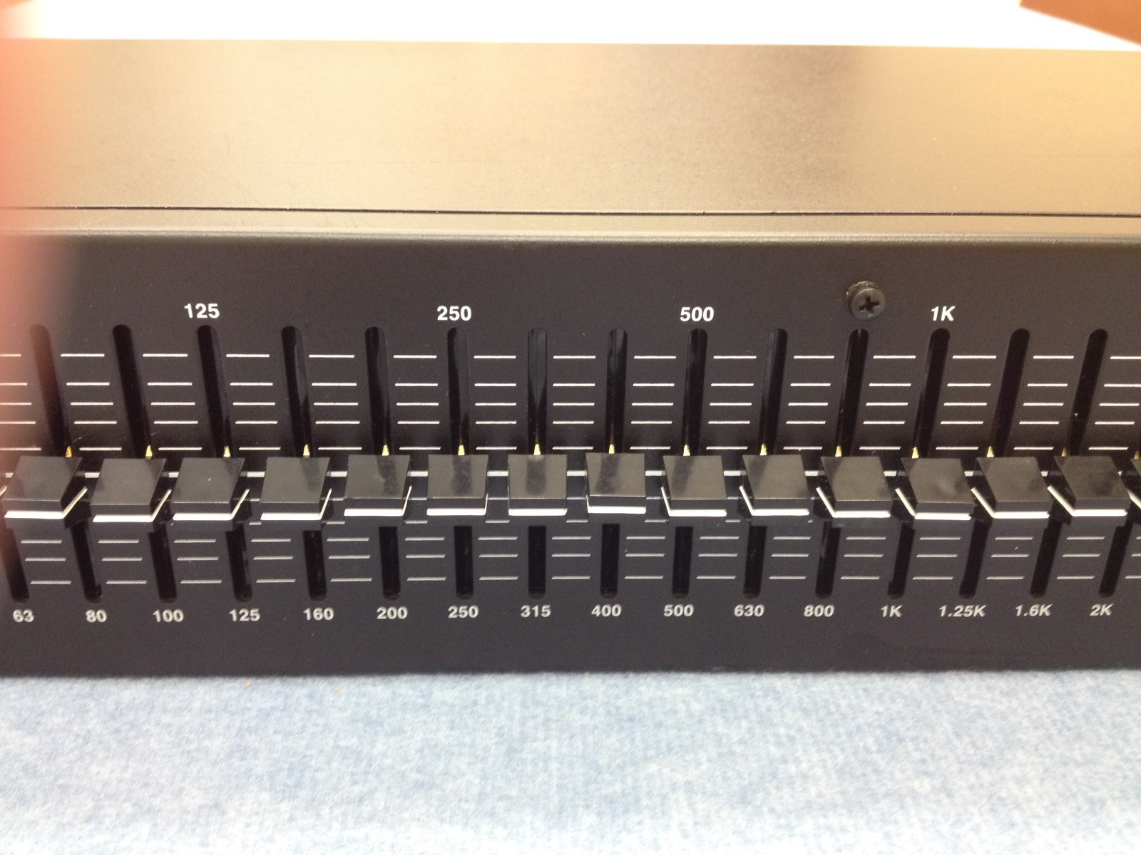 ELECTROVOICE 2710 PRO GRAPHIC EQUALIZER 1/3 OCTAVE-SN 93183592 (1993)-RACK MOUNT