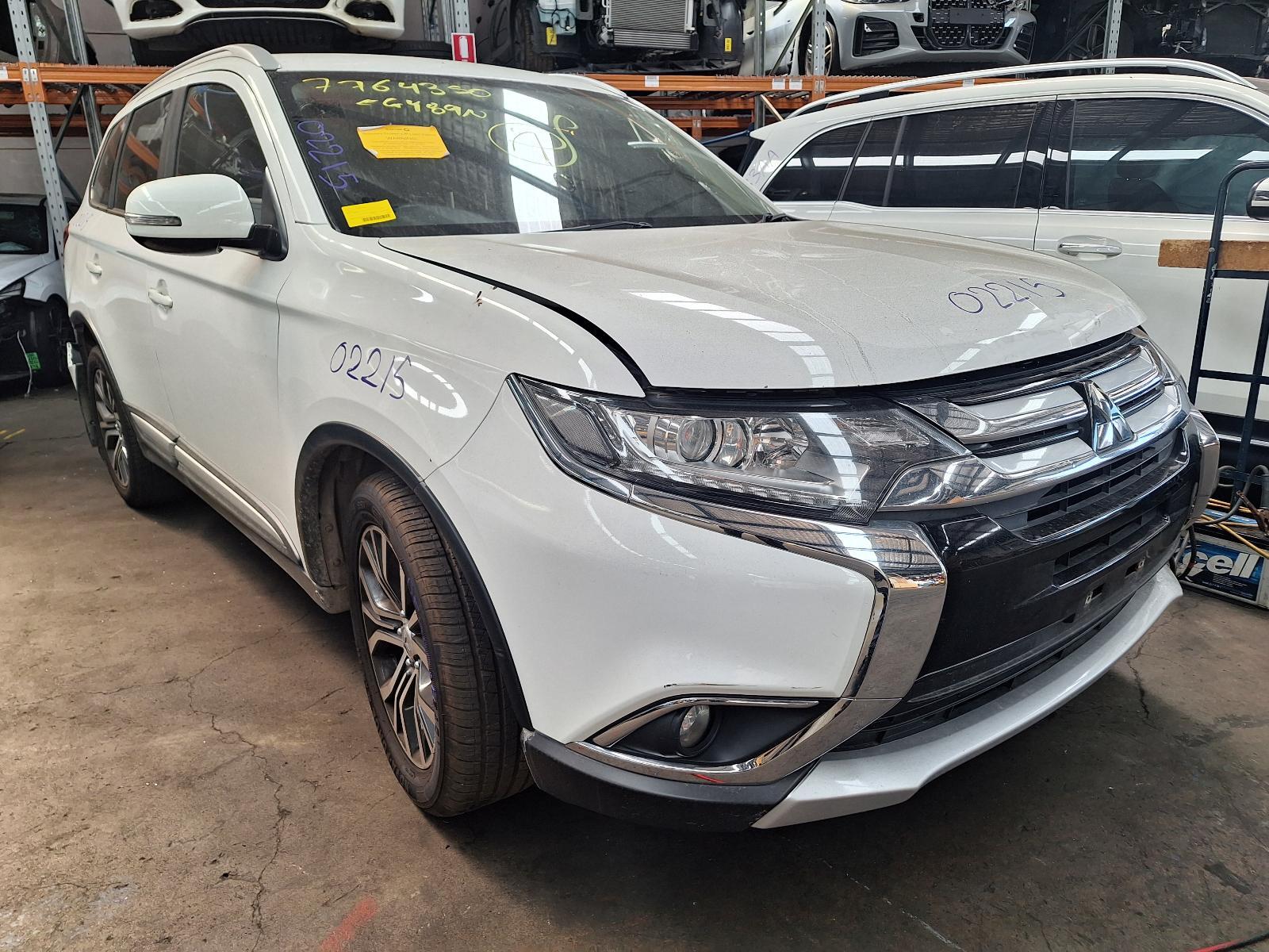 2016 Mitsubishi Outlander ZK-ZL 04/2015-07/2021 LEFT BUMPER REFLECTOR image 4