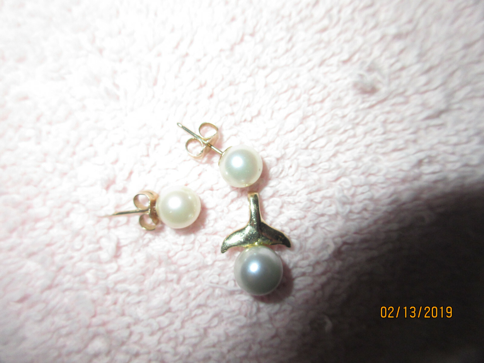 14 K GOLD DOLPHIN TAIL AND PEARL PENDANT AND PEARL POST EARRINGS SET