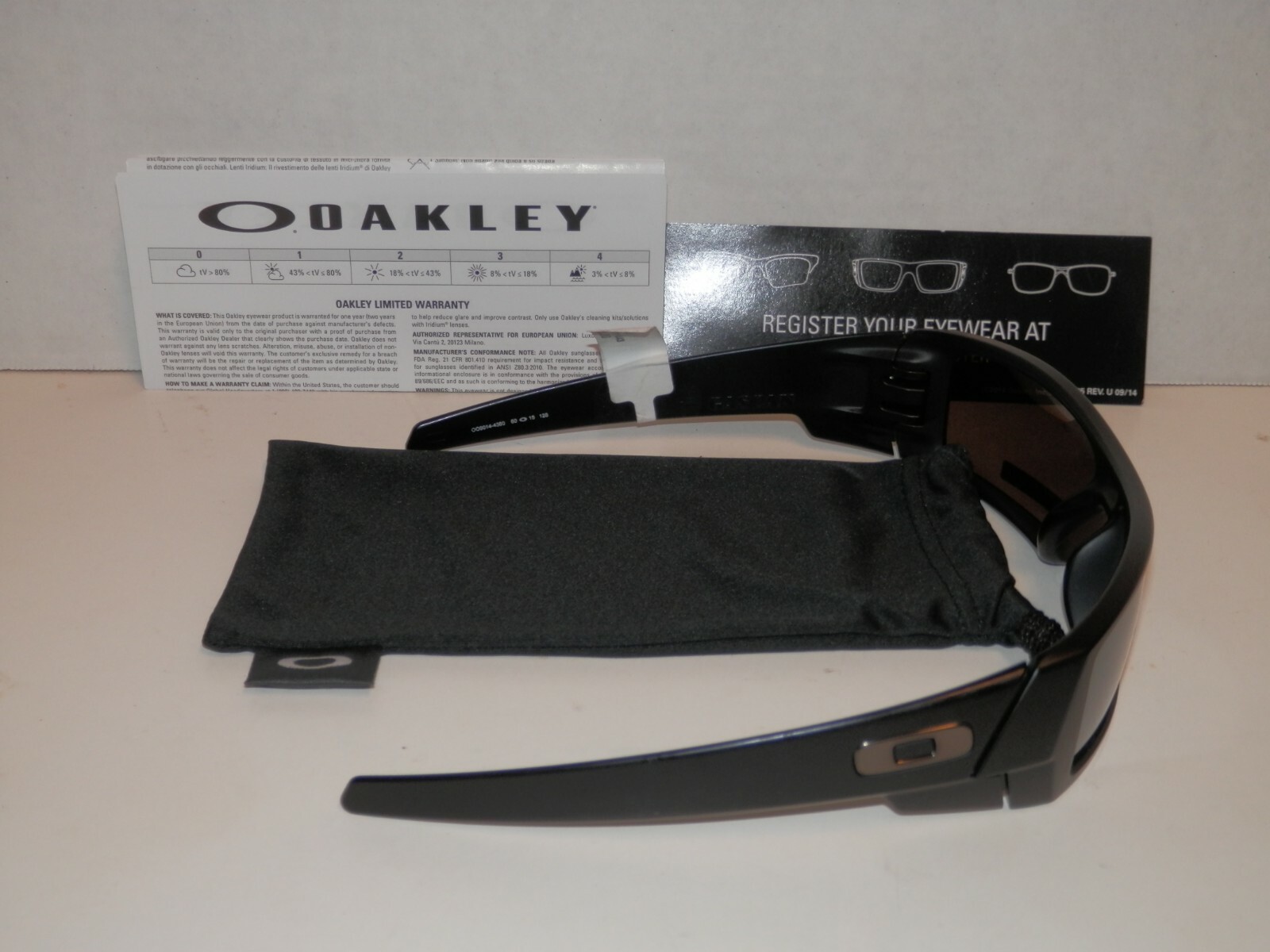 NEW OAKLEY GASCAN MATTE BLACK SUNGLASSES GRAY PRIZM POLARIZED LENSES WITH BAG