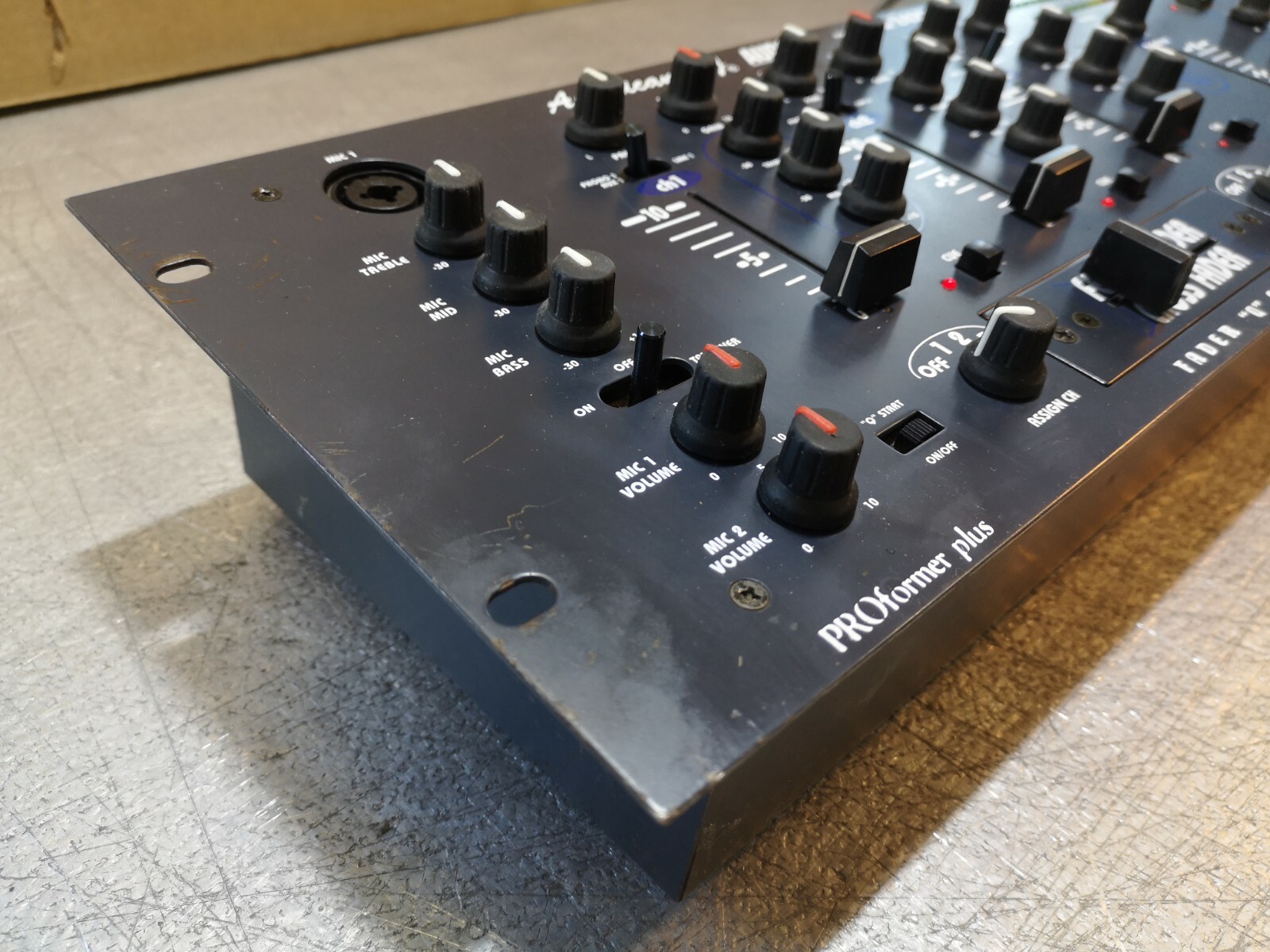 AMERICAN AUDIO Q-2422 PROFESSIONAL 3 CHANNEL RACKMOUNT DJ MIXER - GOOD USED COND