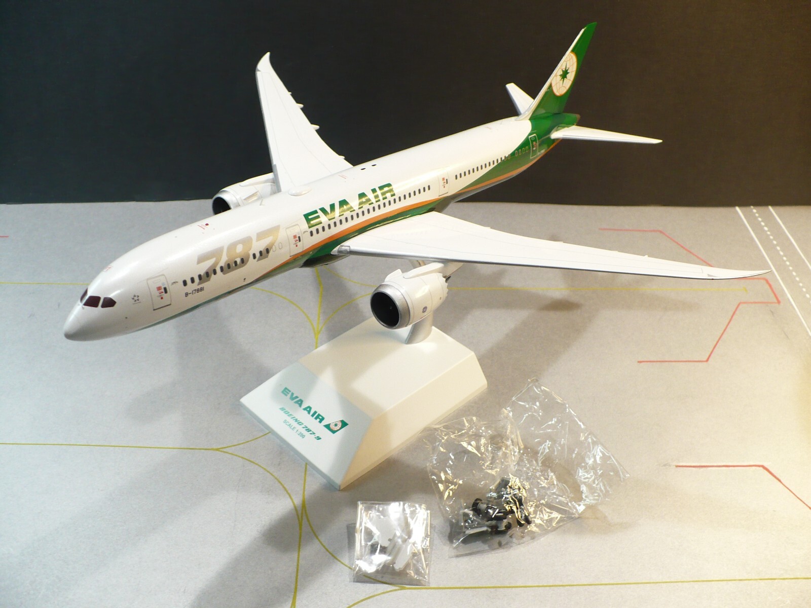 1:200 JC Wings EVA AIR Boeing 787-9 B17881 XX2147 Read