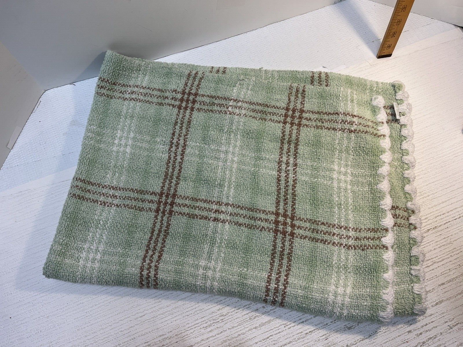 W White Scalloped Edge 30"×40