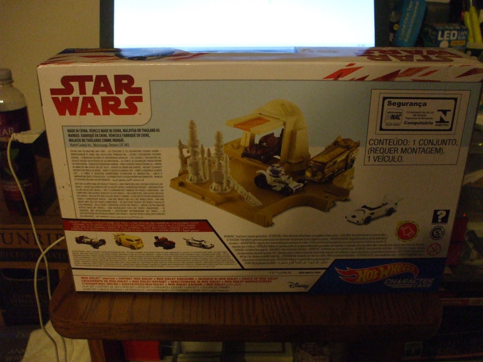 Hot Wheels Star Wars Mos Eisley Junction  Playset Die Cast R2-D2 Character Car