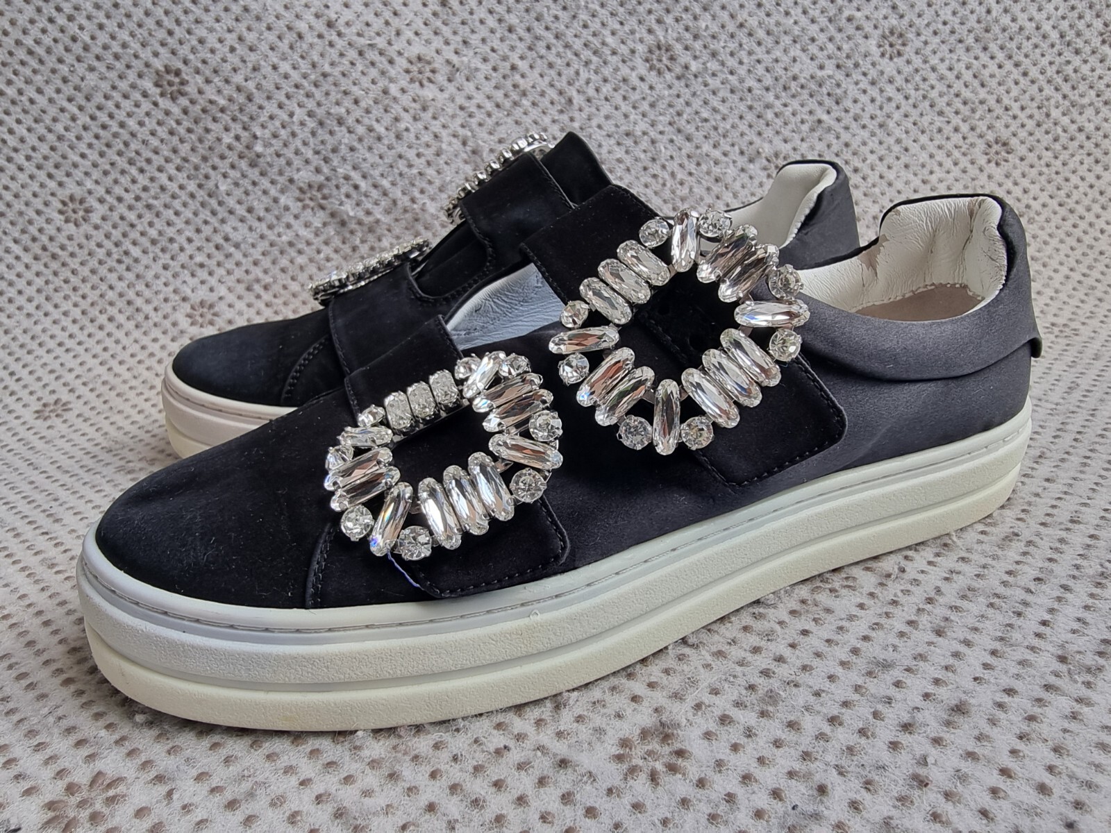 【Roger Vivier】Very Vivier Strass Buckle デニム スニーカー Roger Vivier Very Vivier Strass Buckle Sneakers in Leather
