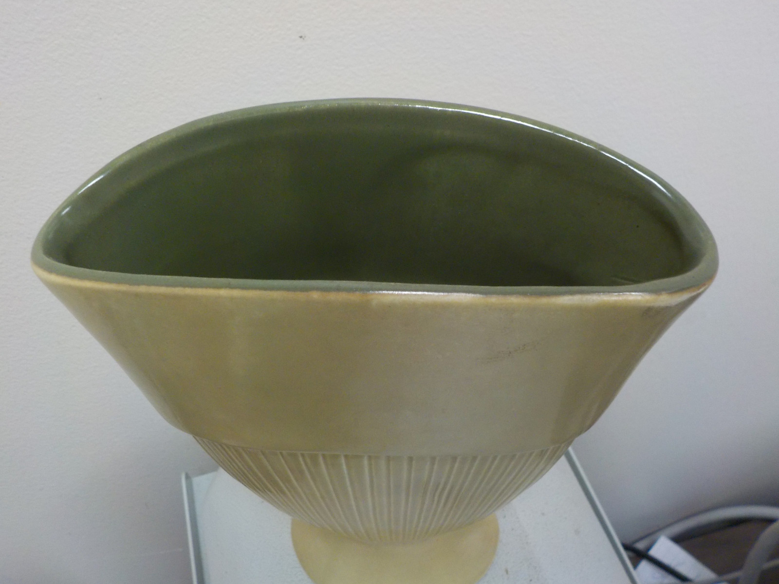 Red Wing Pottery USA Green Fan Flower Vase 874, original sticker on one side