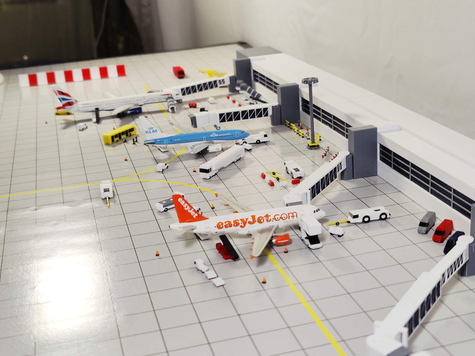 REGIONAL AIRPORT TERMINAL BUILDING + EXTENDING BRIDGES Model 1:400 Scale Diorama
