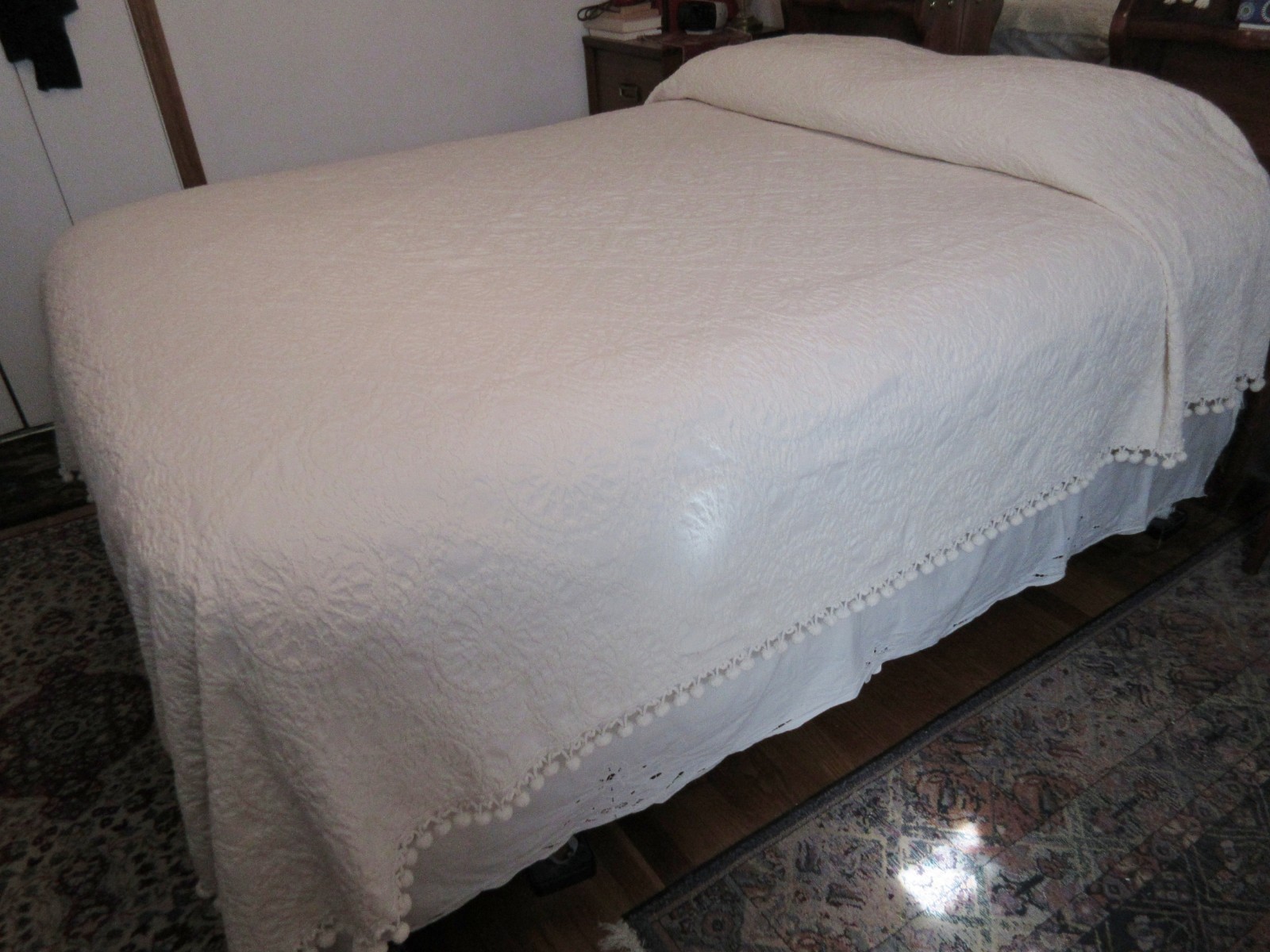 Fashion Manor Ivory 100% Cotton Jacquard Matelassé Queen Bedspread w/Ball Fringe